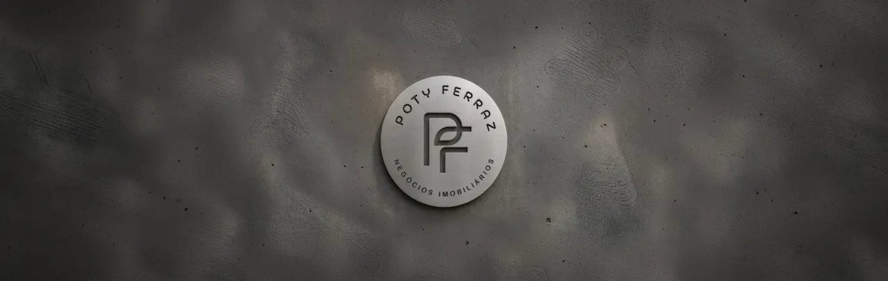 Placa metálica com o selo Poty Ferraz em parede de cimento